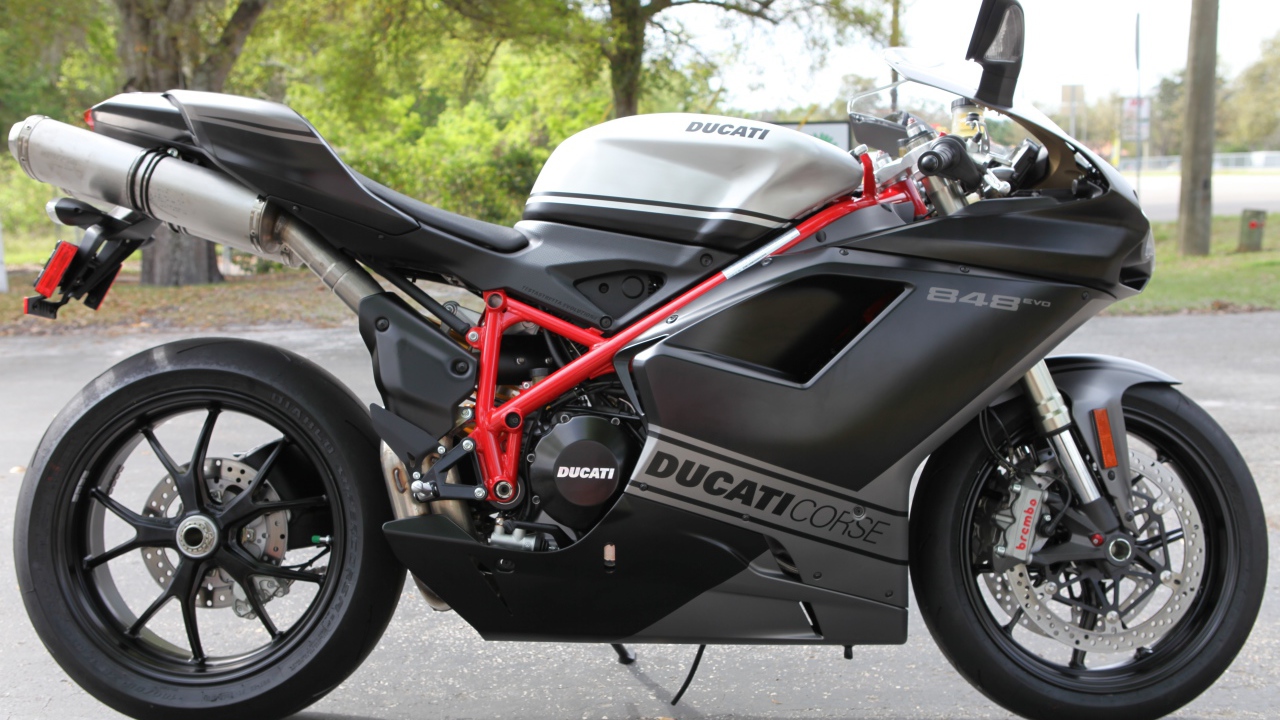 Надежный мотоцикл Ducati Superbike 848 Evo