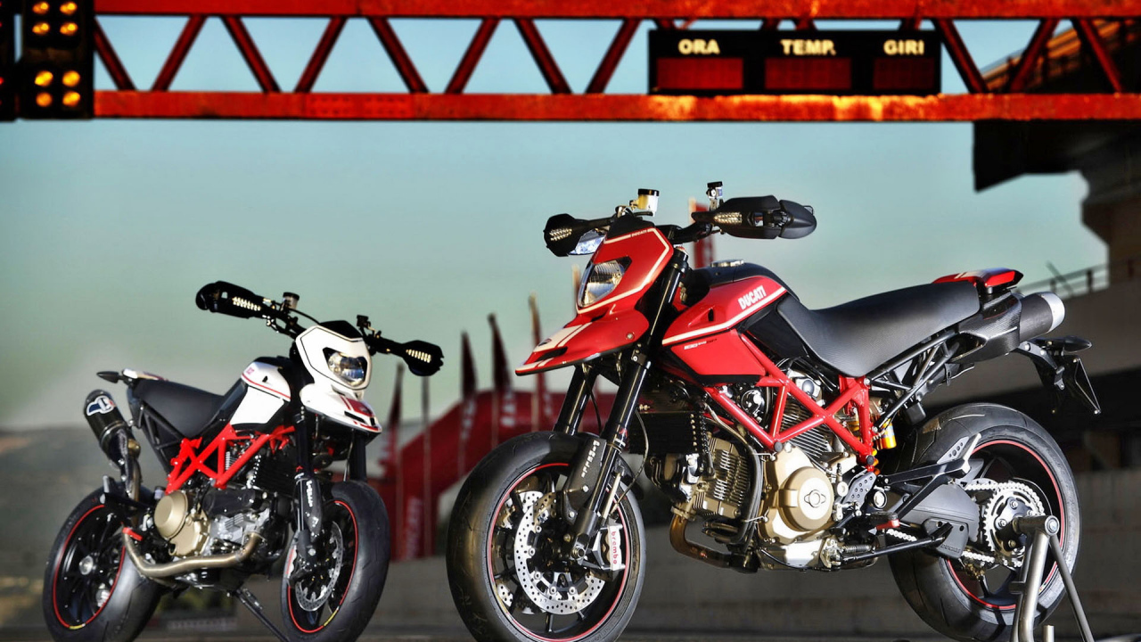 Красивый мотоцикл в москве Ducati Hypermotard SP