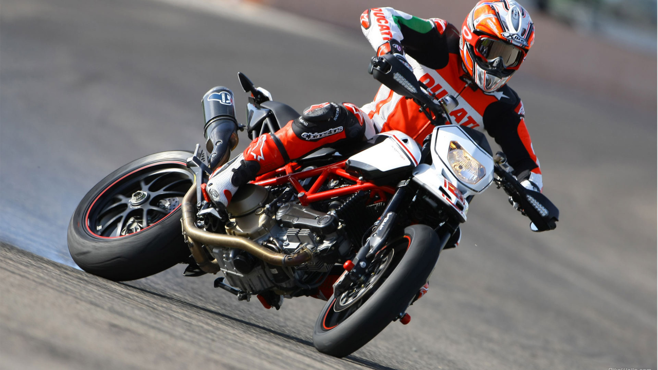 Быстрый мотоцикл Ducati Hypermotard