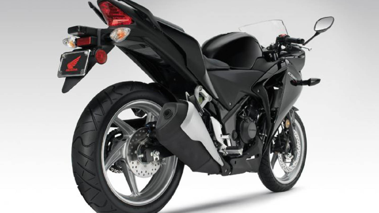 Быстрый мотоцикл Honda CBR 250 R