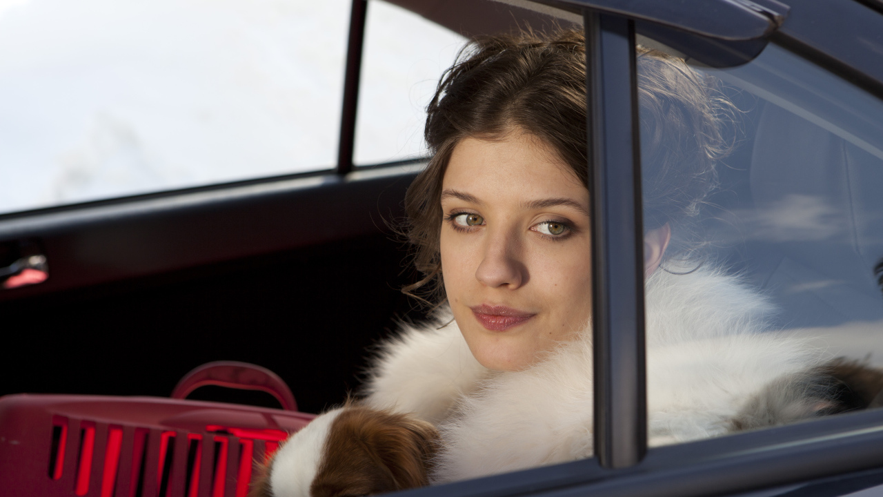 Ёлки 3 девушка в машине