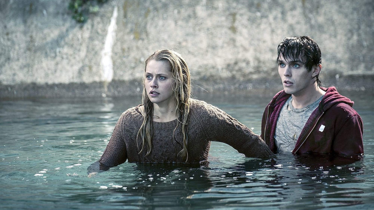 Тепло наших тел зомби купается с девушкой