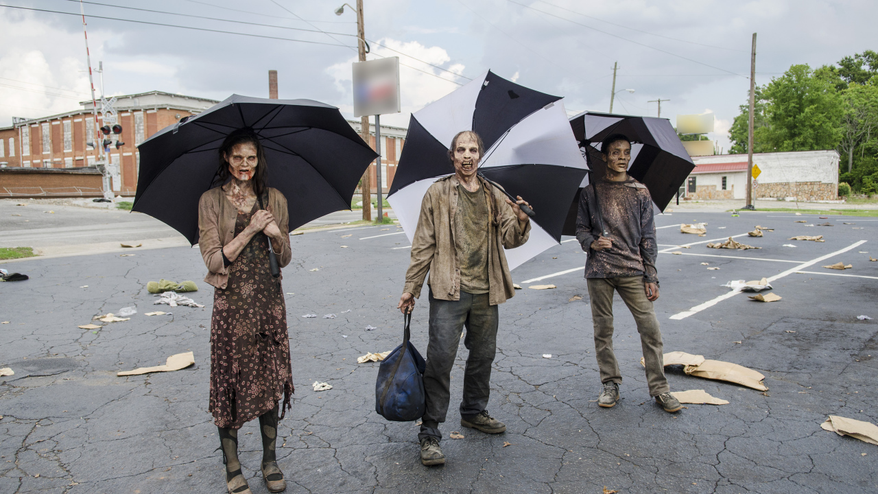 Зомби из Ходячих Мертвецов с зонтами