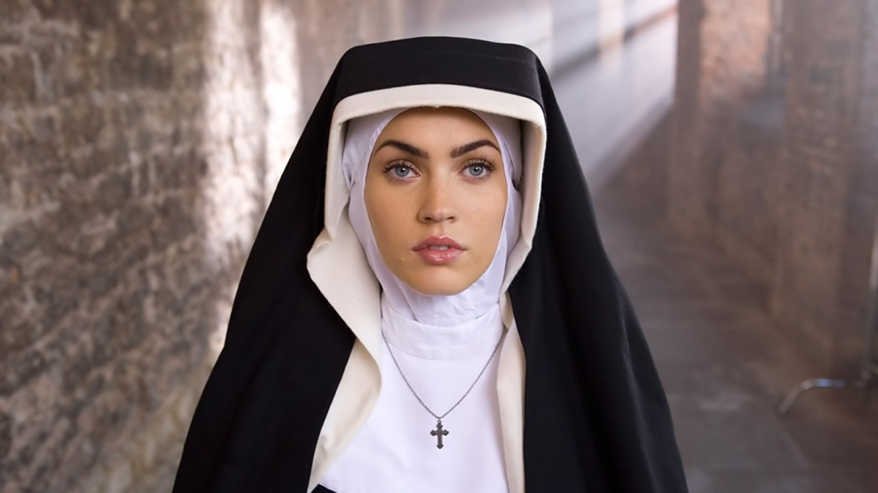 Актриса в роли монашки