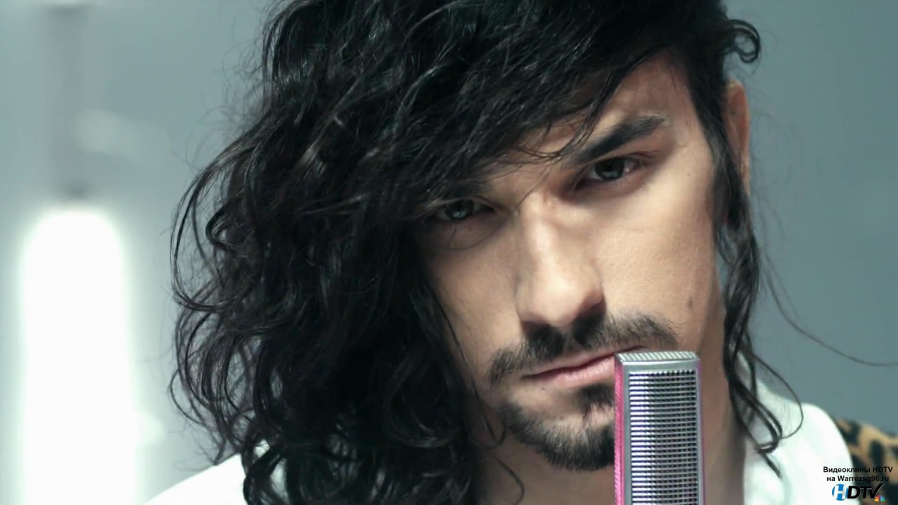 У микрофона солист Quest Pistols