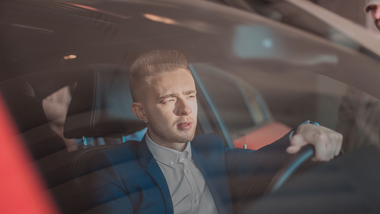 Певец Егор Крид за рулем