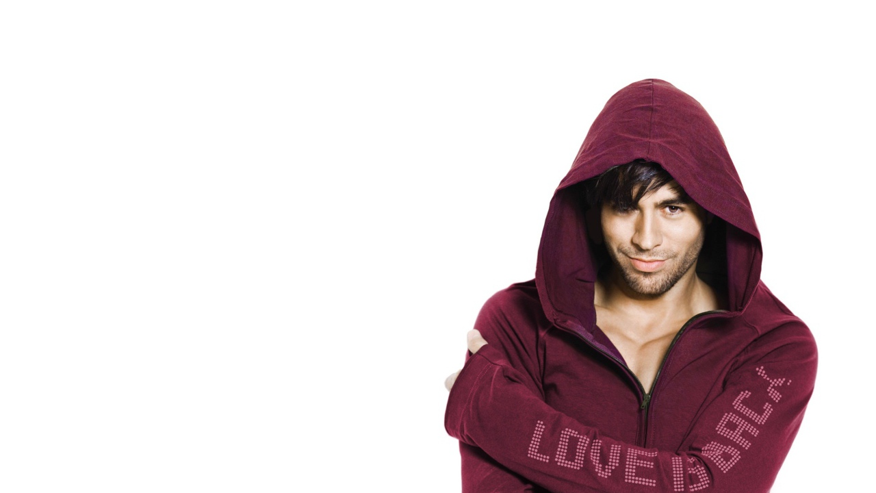 Энрике Иглесиас в толстовке на белом фоне