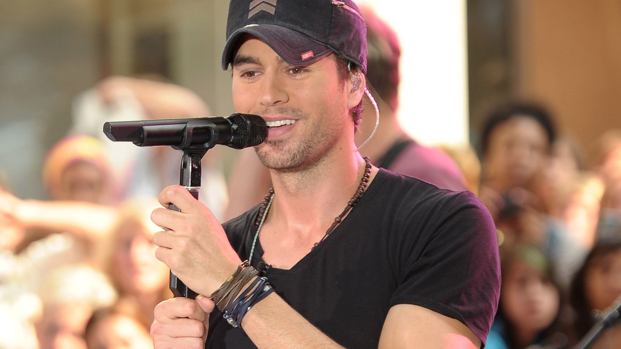 Энрике Иглесиас с микрофоном