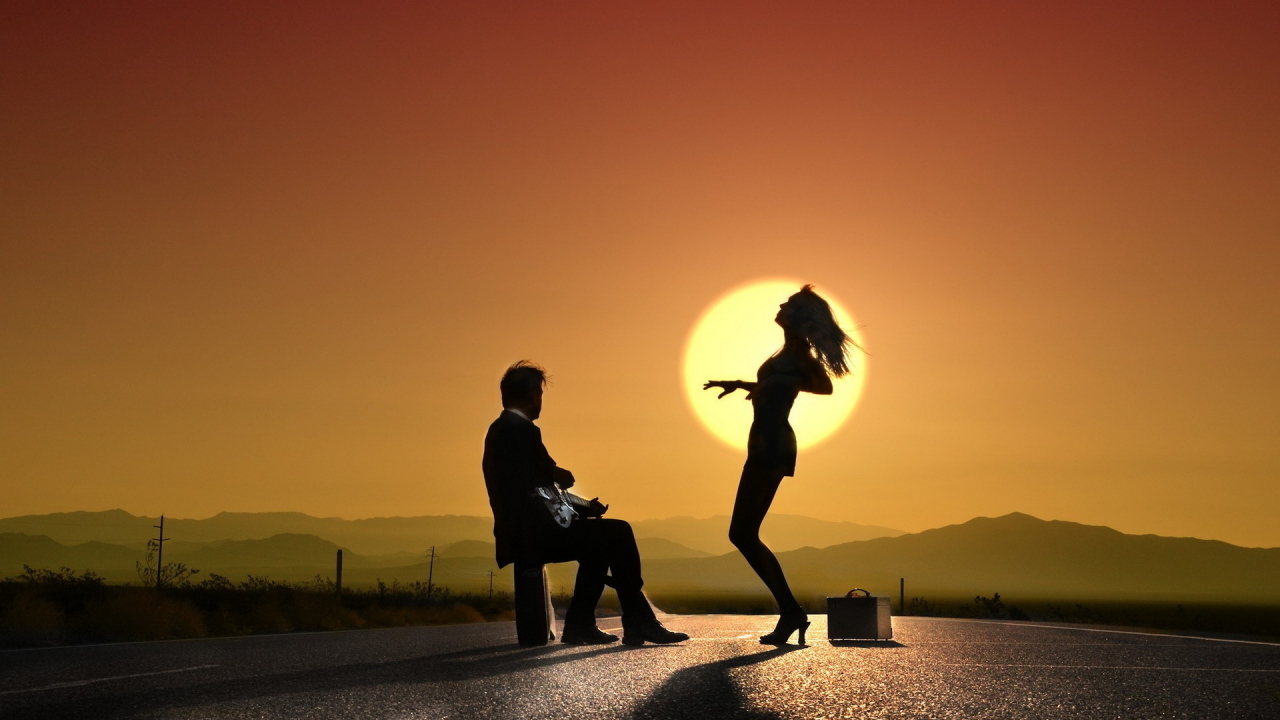 Девушка танцует под гитару