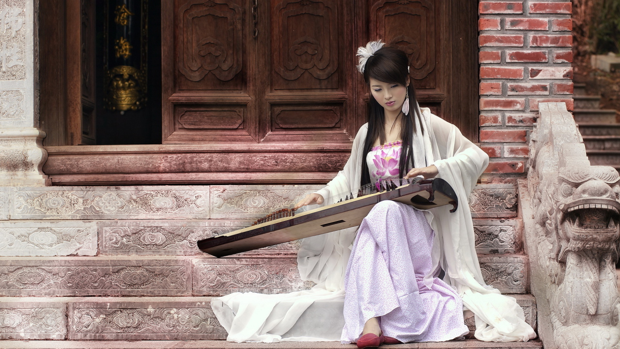 Девушка с музыкальным инструментом