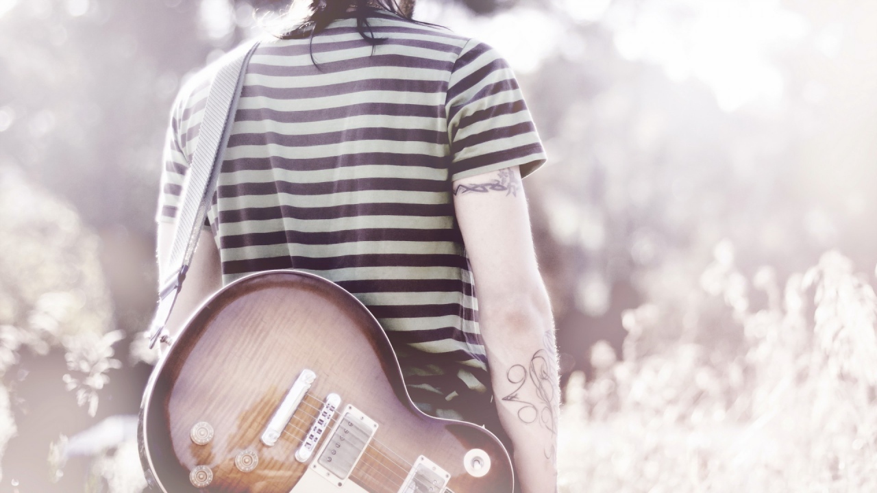 Гитарист в тельняжке