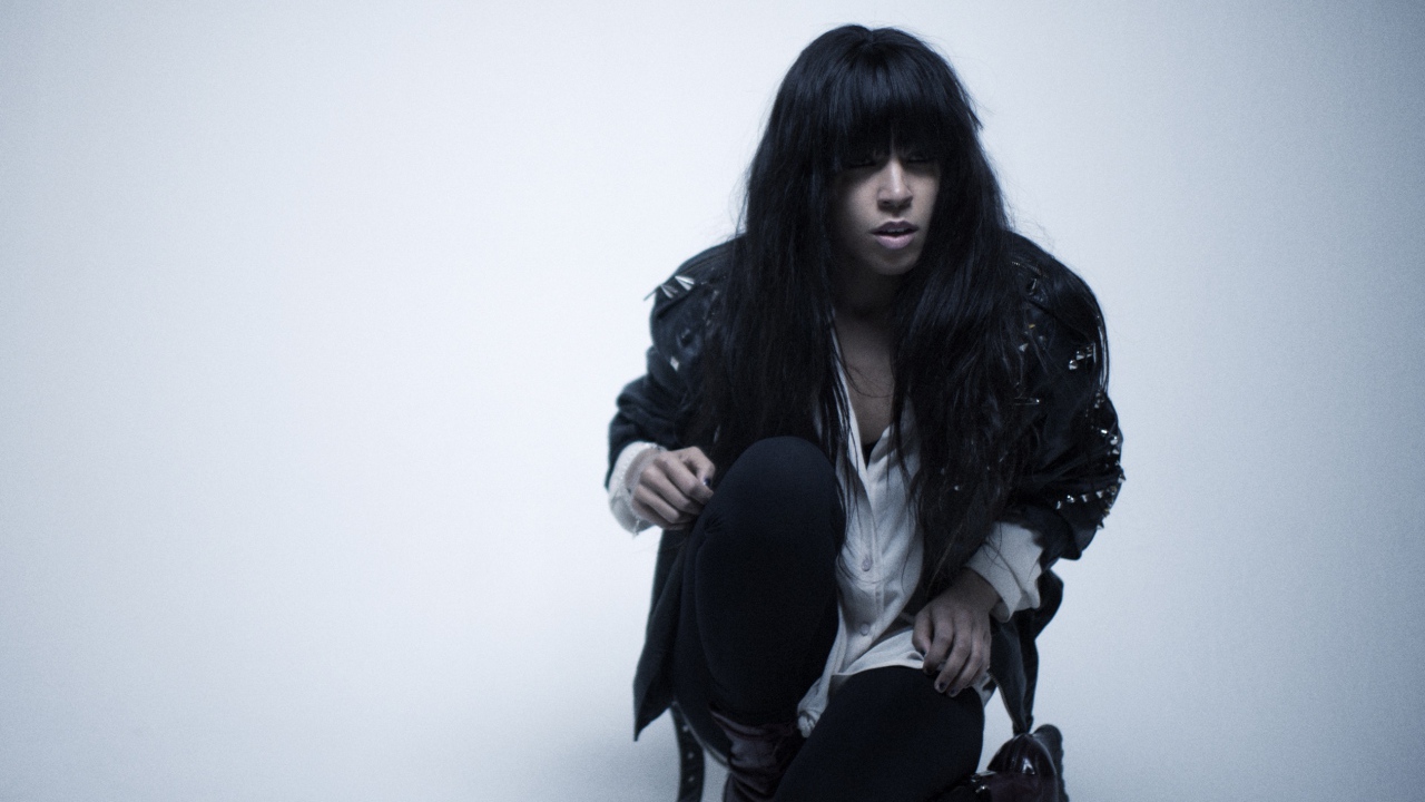 Loreen в черной куртке