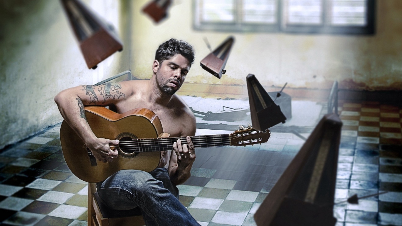 Мужчина играет на гитаре