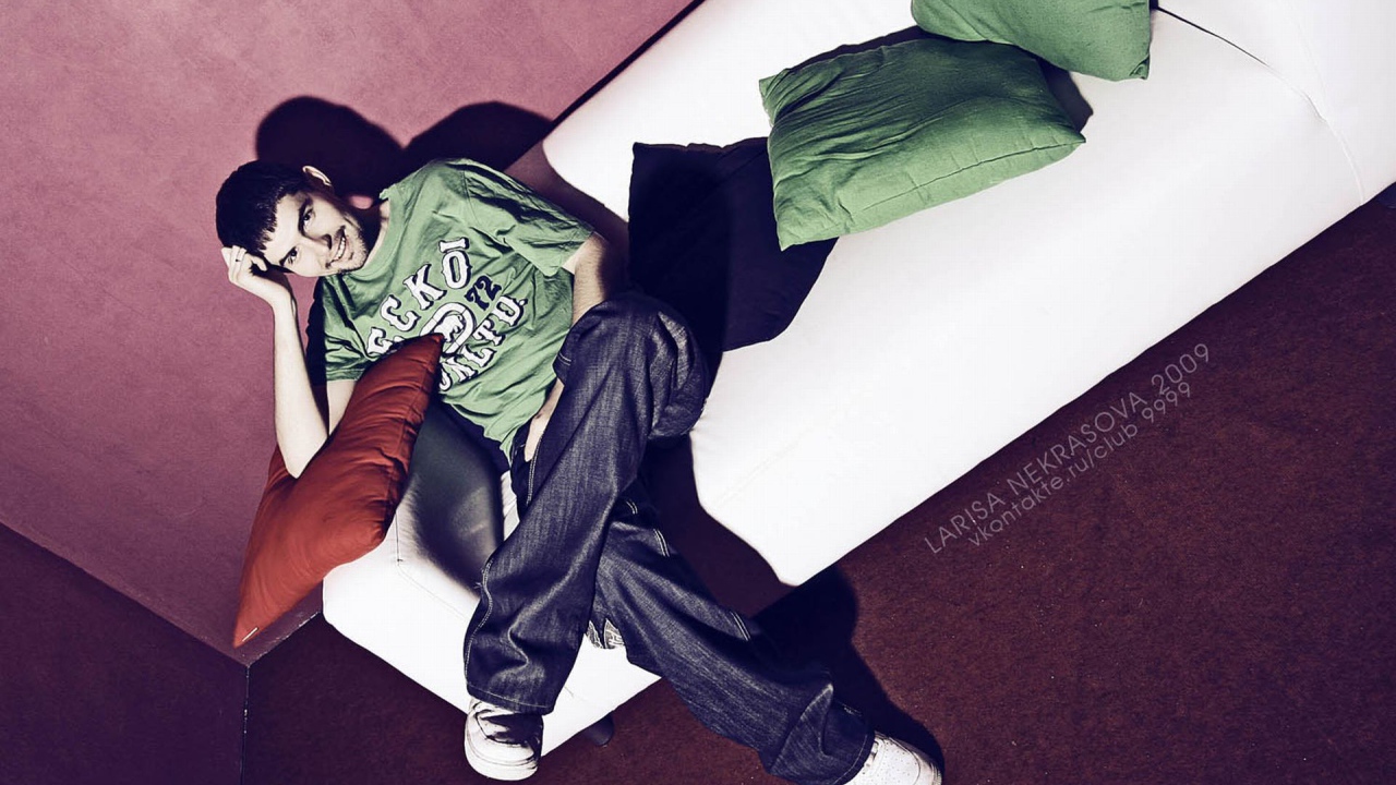 Noize MC сидит на белом диване