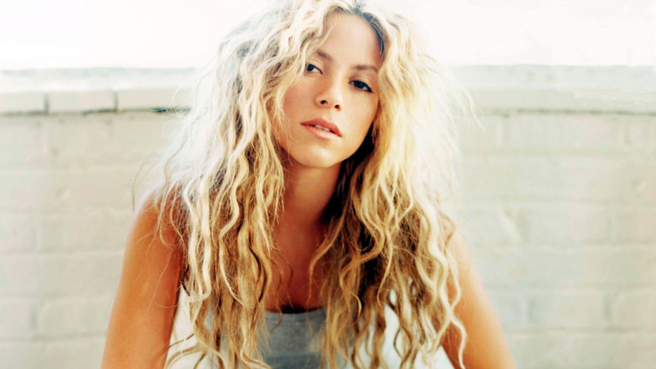 Шакира с распущенными волосами