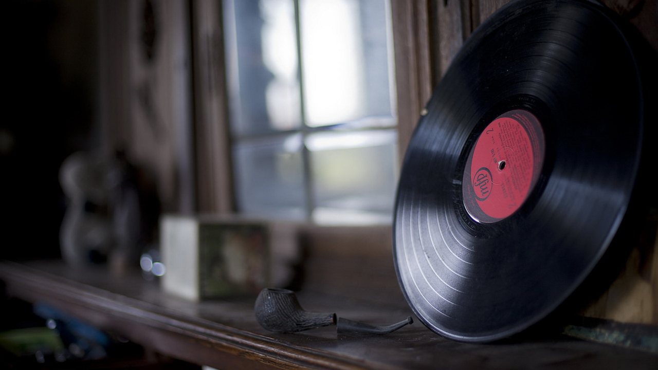 Старая пластинка на полке