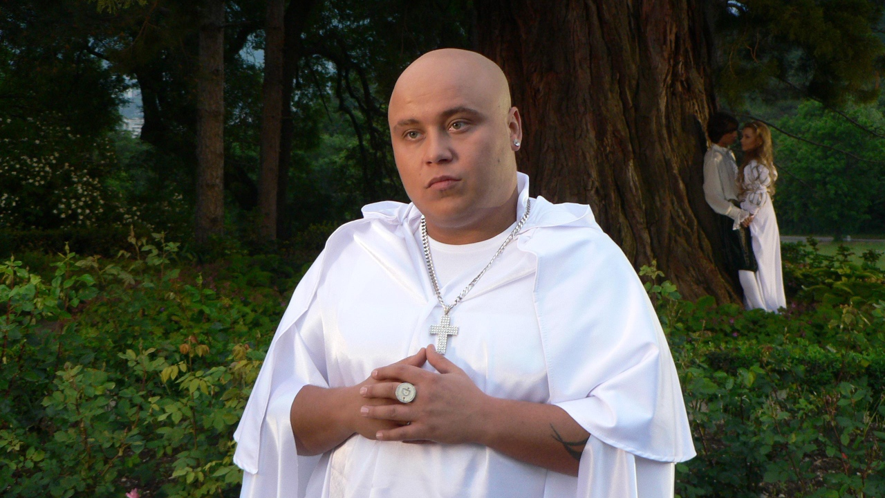 Доминик Джокер в роли монаха в мюзикле