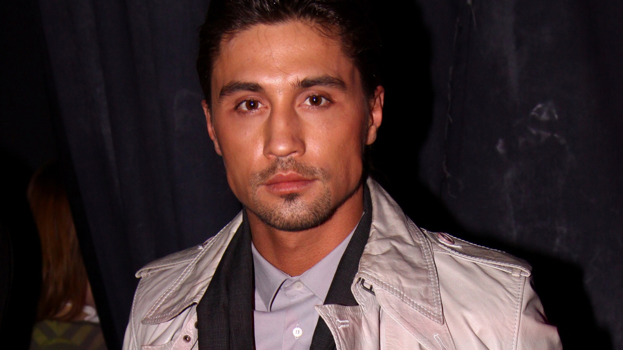 Дима Билан в элегантном плаще 