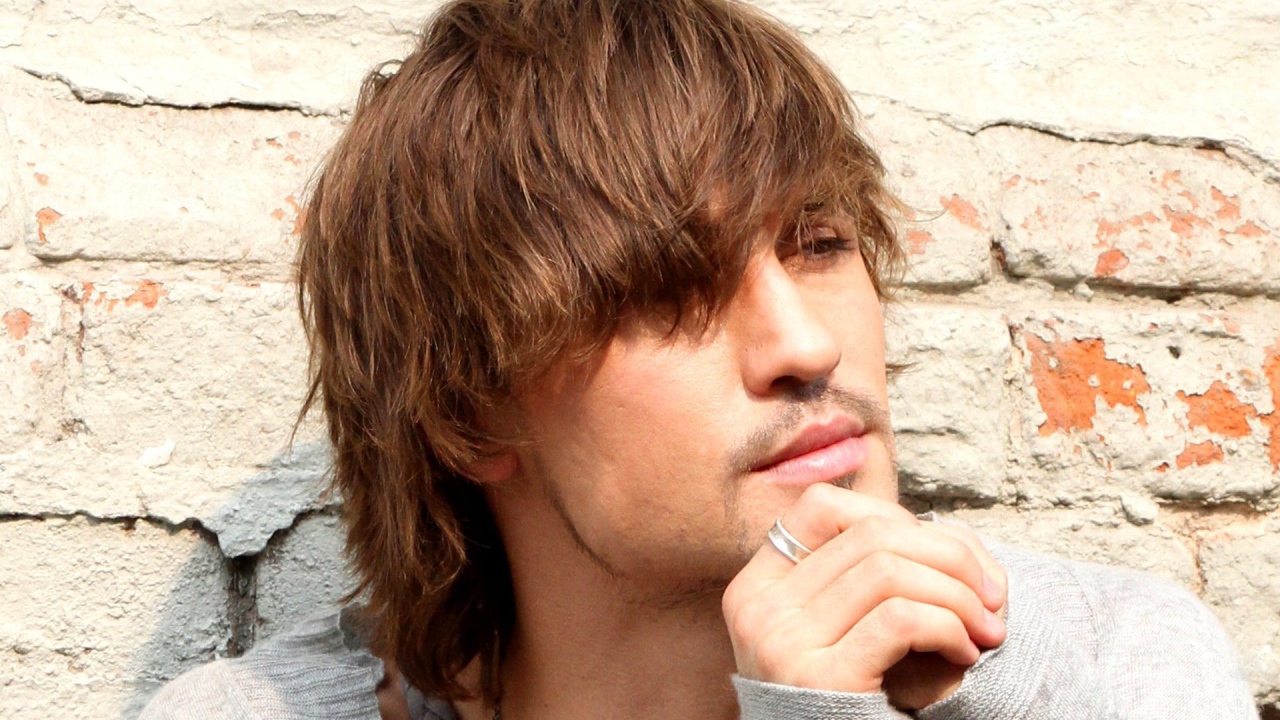 Дима Билан возле кирпичной стены