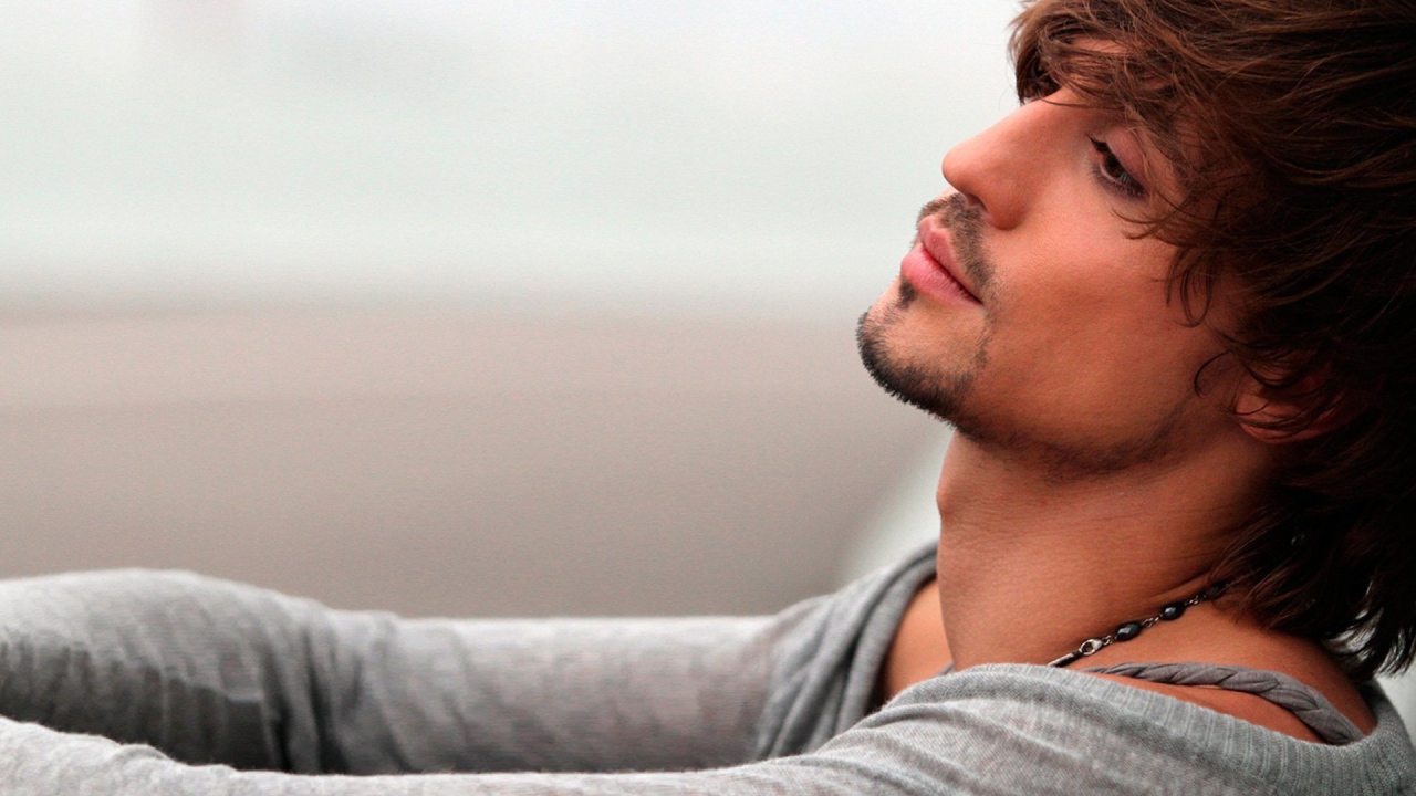 Дима Билан задумчиво смотрит