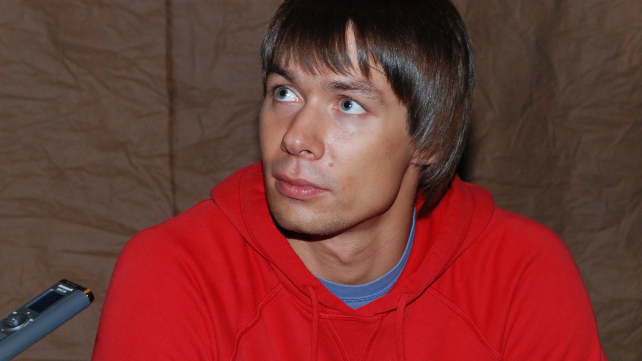 Стас Пьеха в красной олимпийке