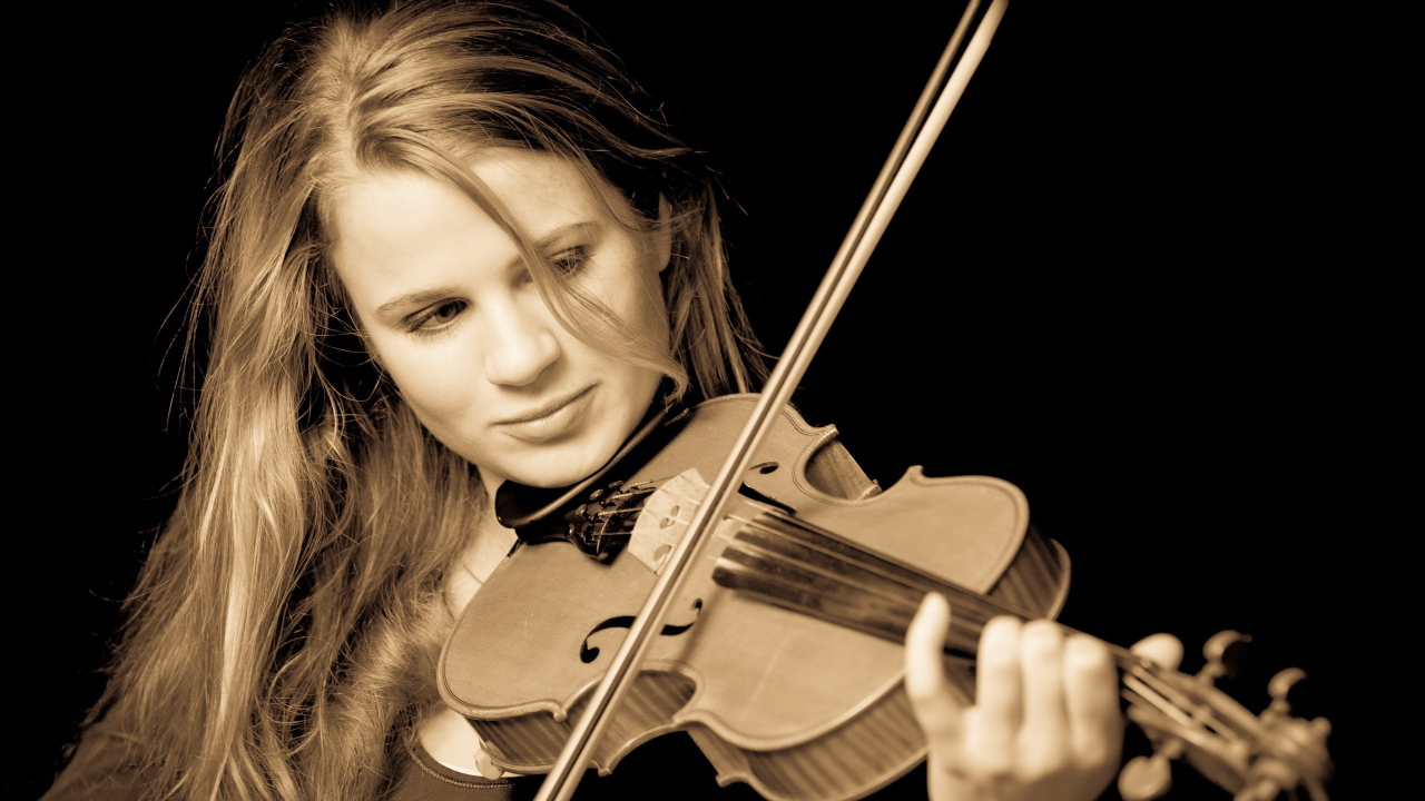 	   Girl musician plays the violin