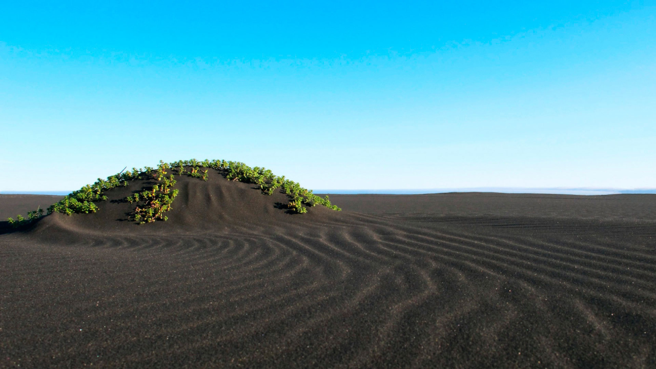 Пляж с черным песком