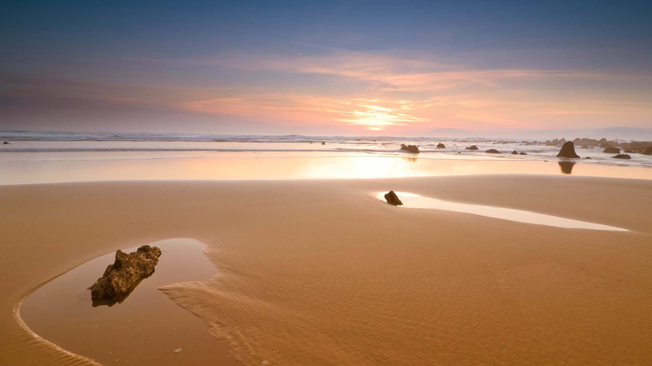 Золотой песок на пляже