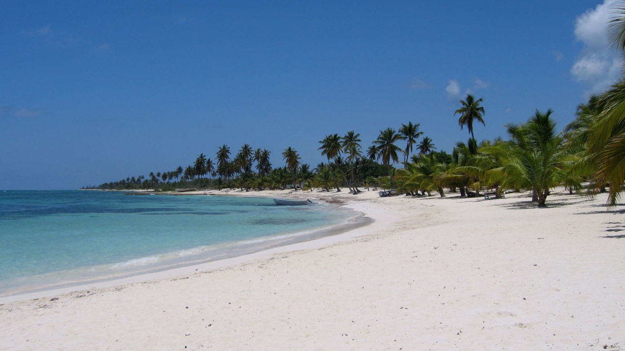 Красивый вид на белый пляж