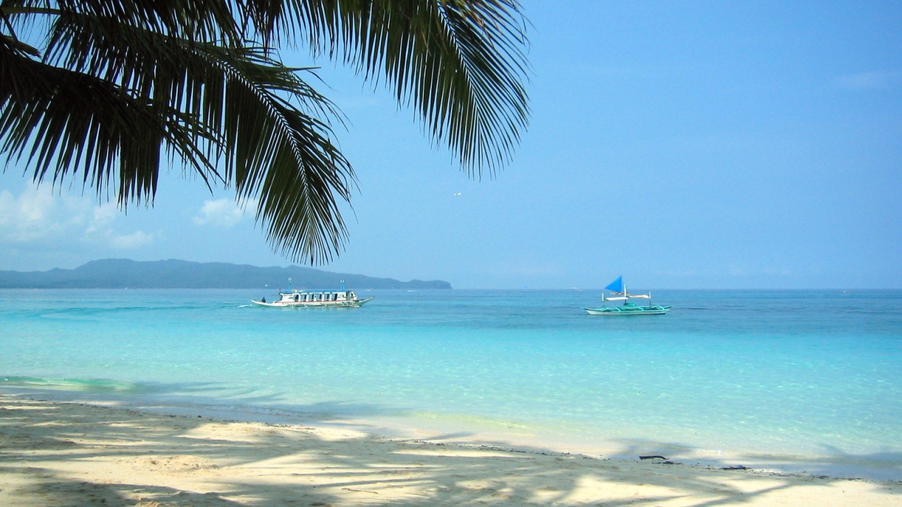 Пляж с белым песком