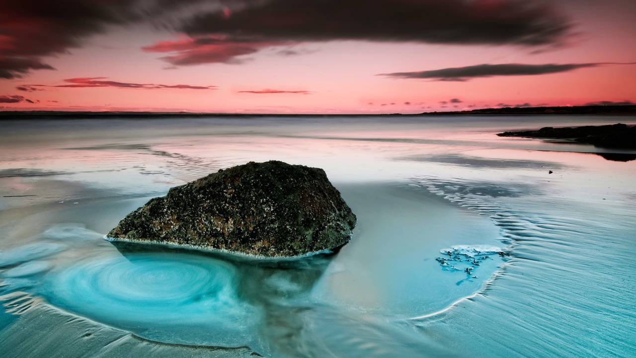 Камень на пляже