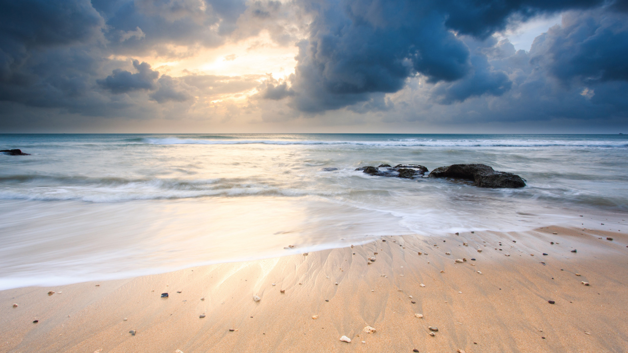 Черные облака над пляжем