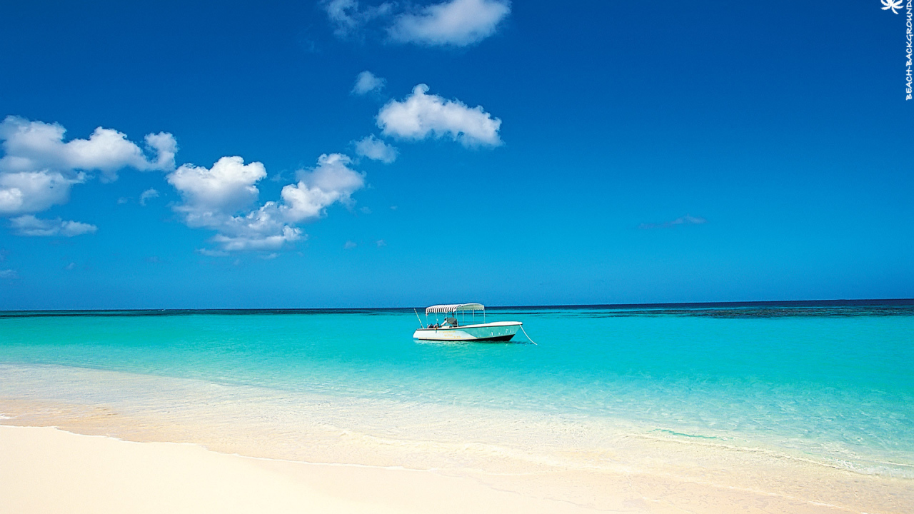 Катер на якоре у пляжа