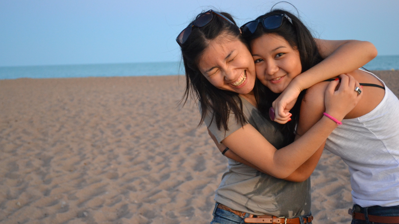 Обычные девушки на пляже