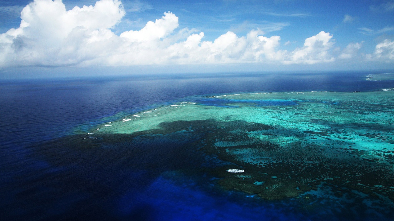 Белые облака над океаном