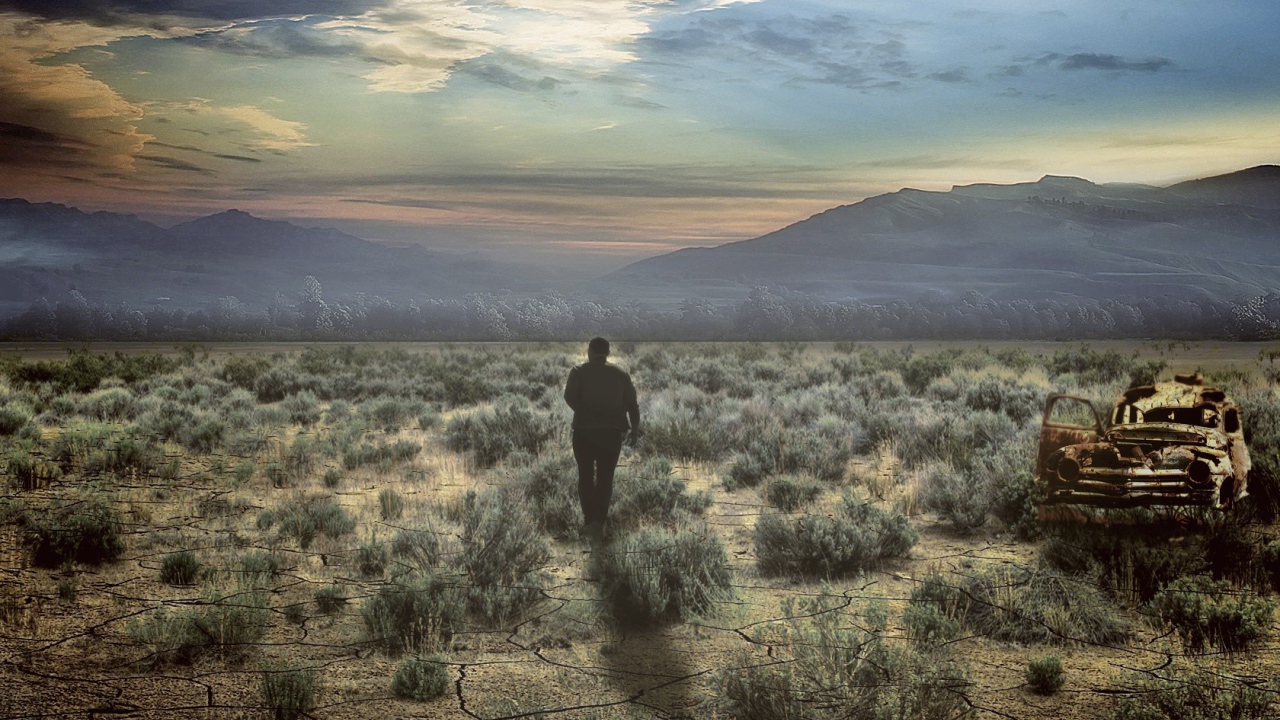 Человек идет по пустыне