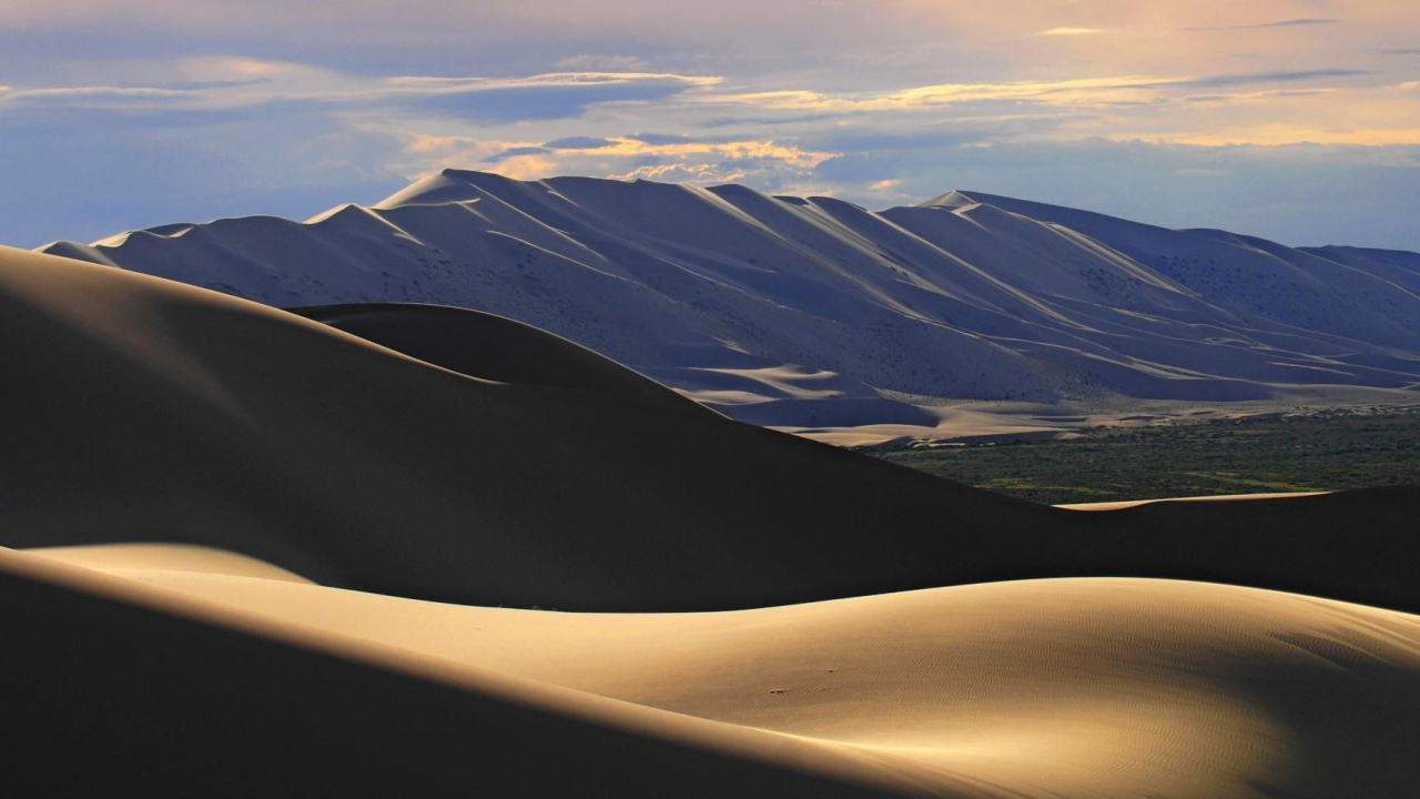 Песчаные барханы в пустыне