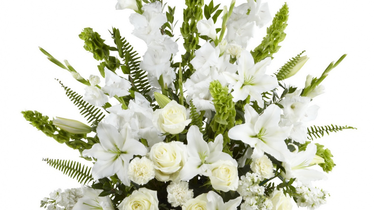 Великолепный букет белых гладиолусов