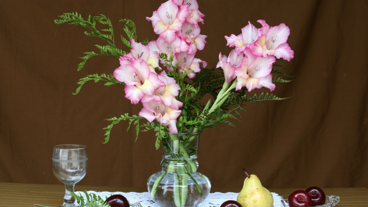 Натюрморт с букетом гладиолусов