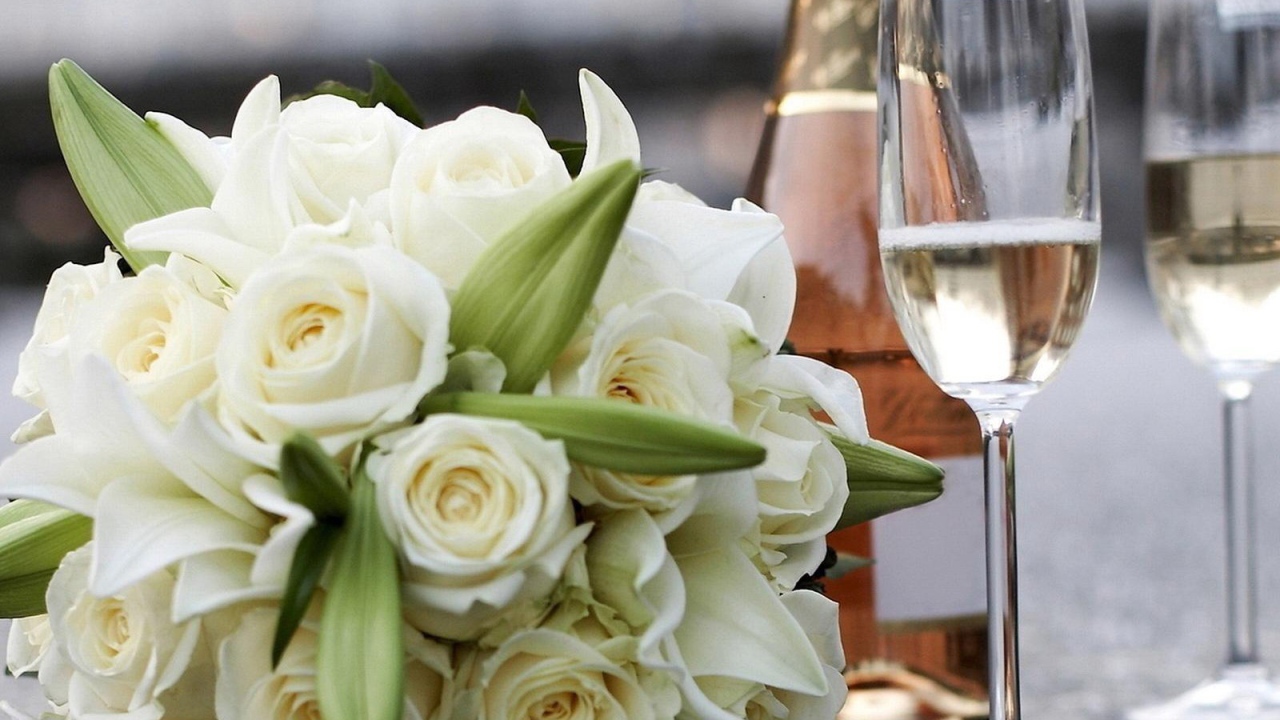 Белые розы и шампанское