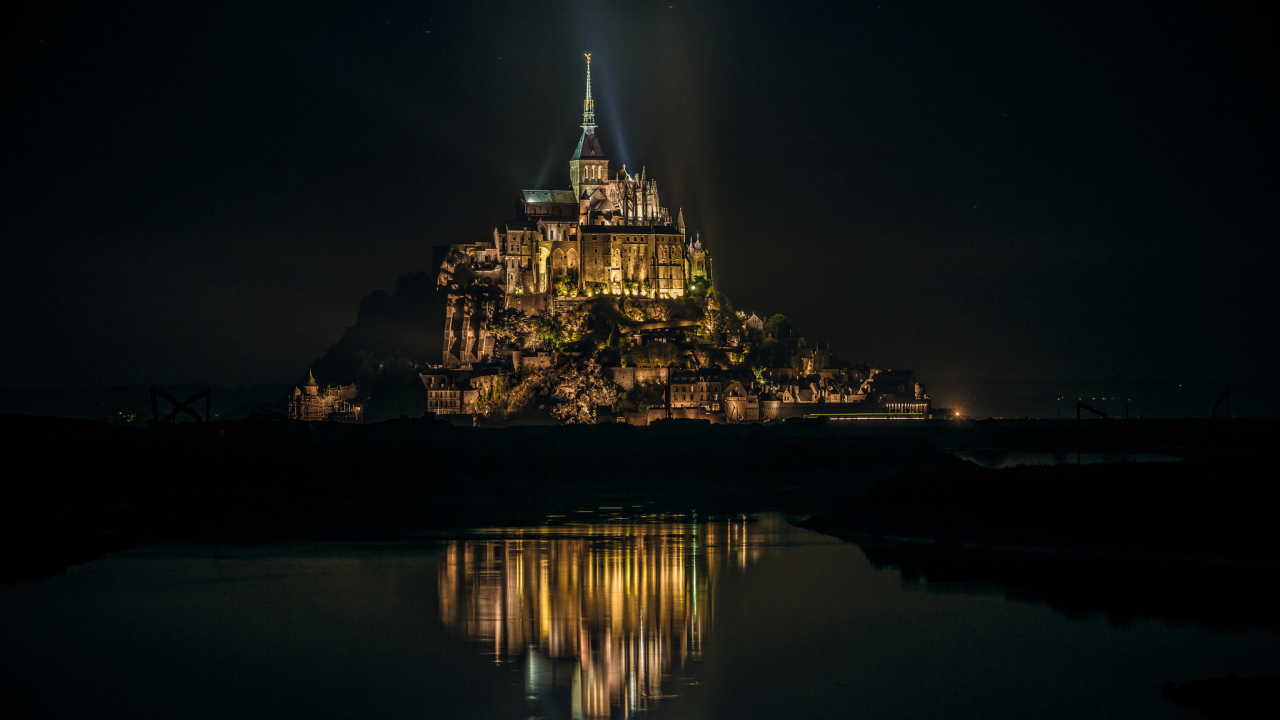 Замок на острове