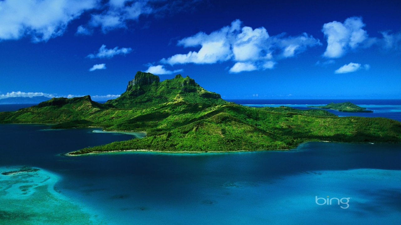 Зеленый остров в синем море