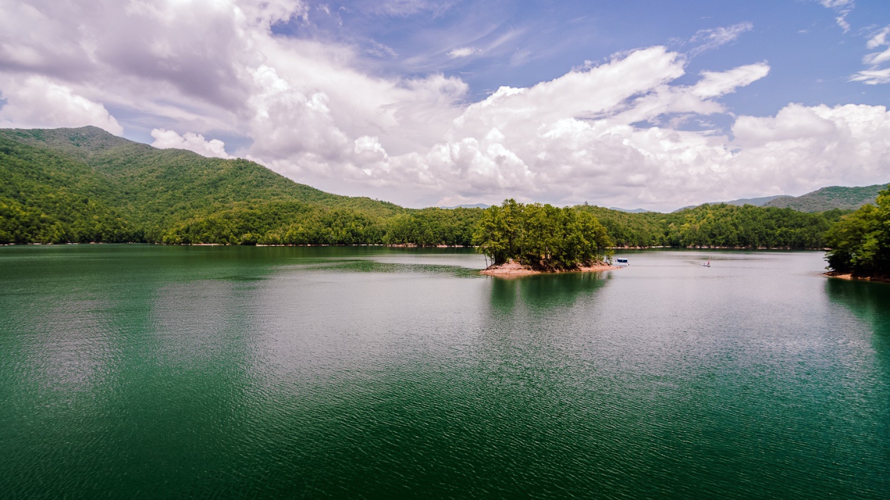 Остров на горном озере