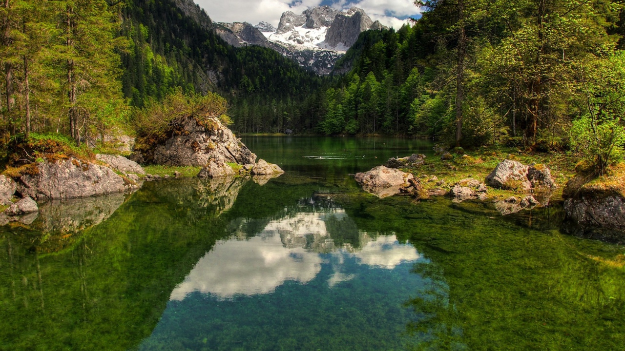 Озеро в горной долине