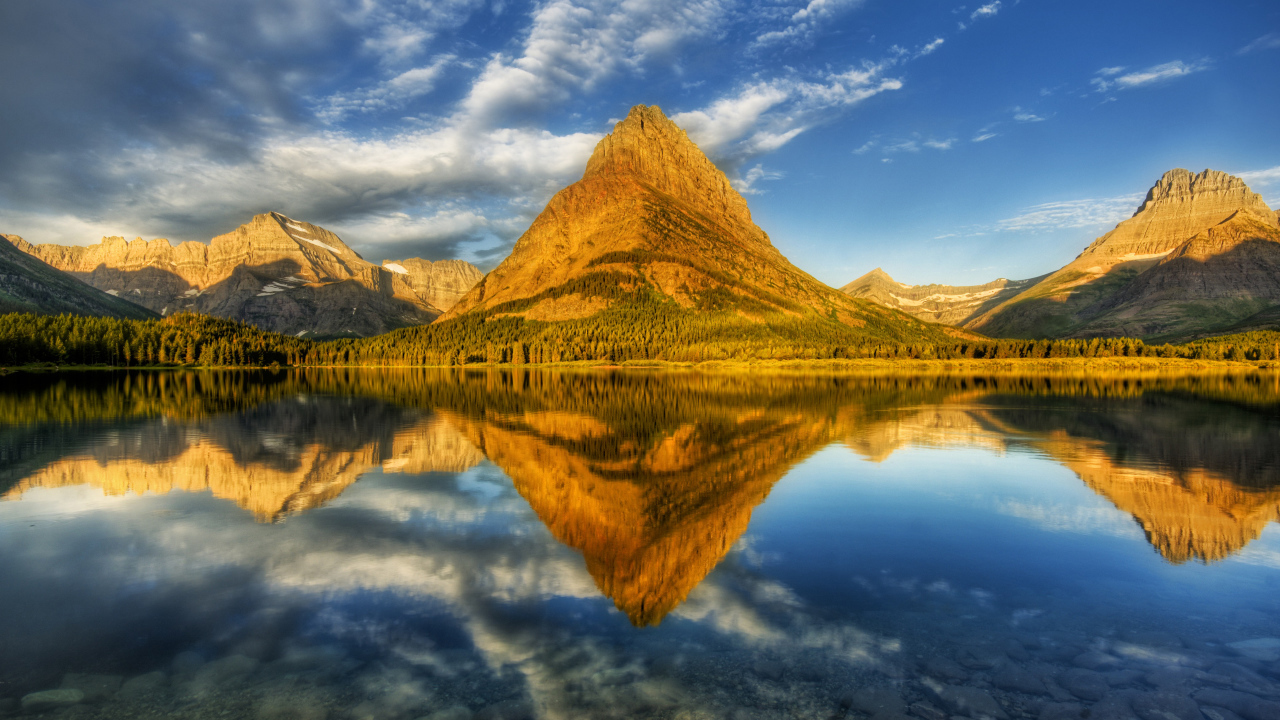 Горы освещенные солнцем и озеро