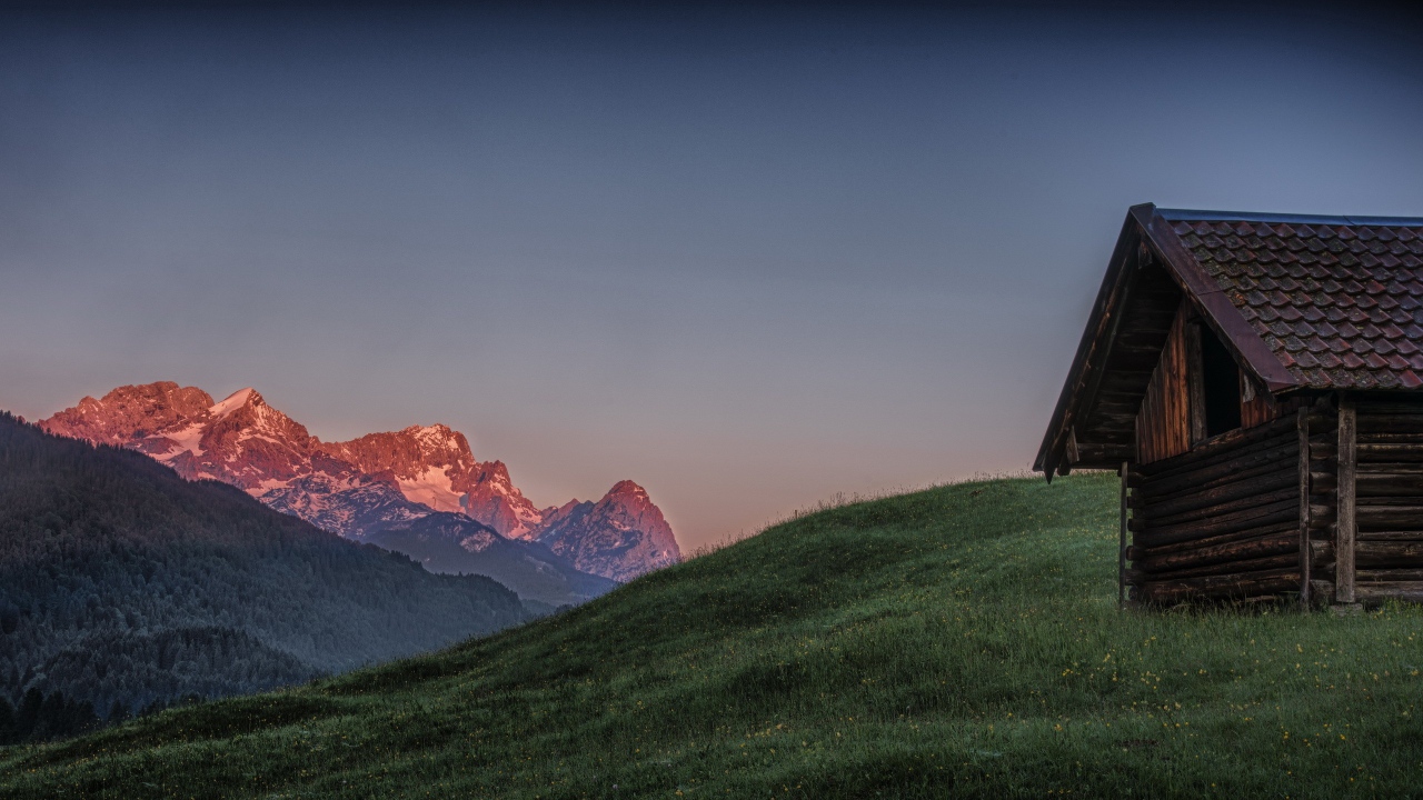 Старый деревянный дом в горах