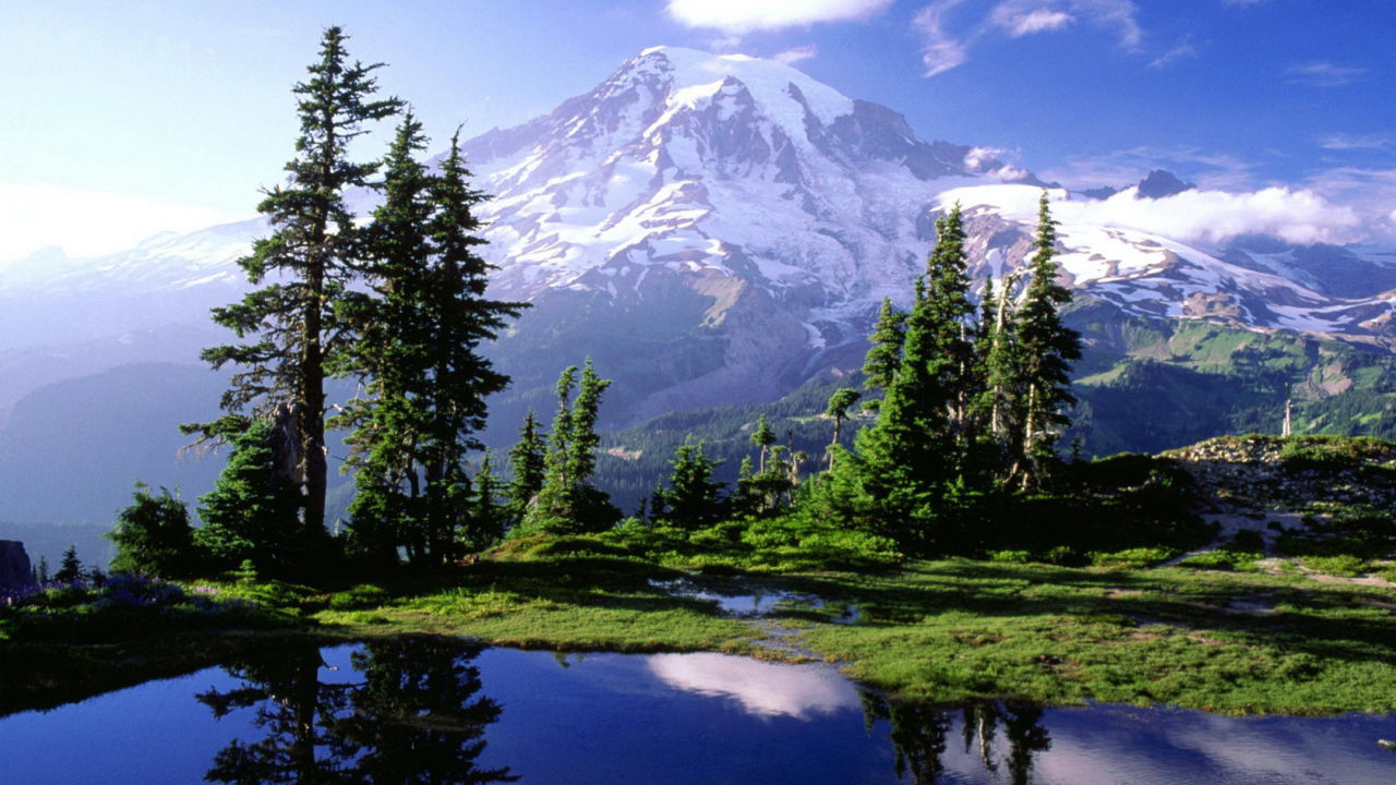 Снежная гора вдали