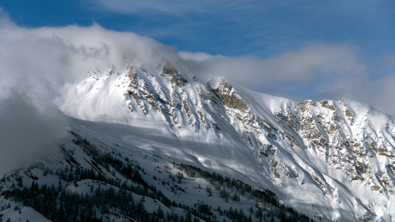 Снежные горы в облаках