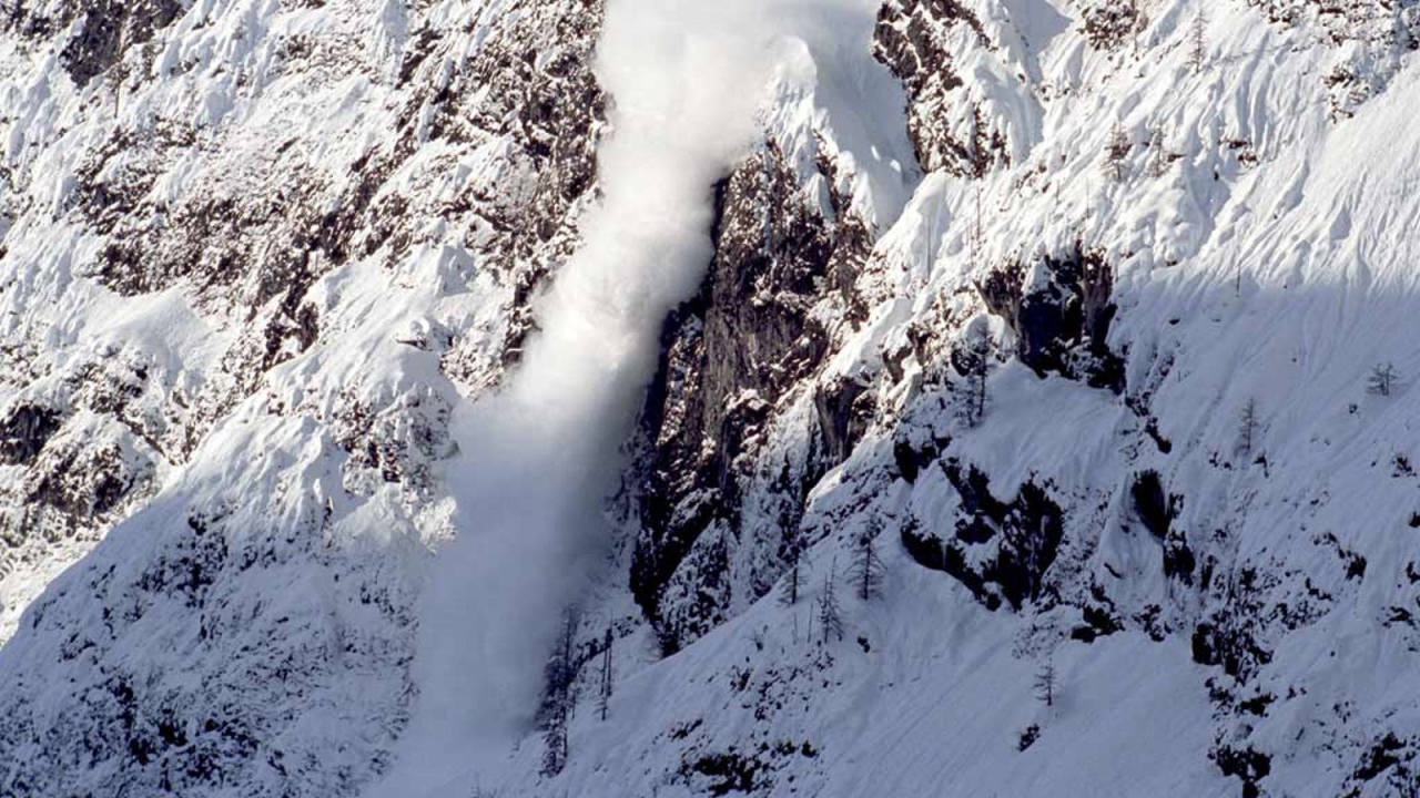 Сход лавины в горах