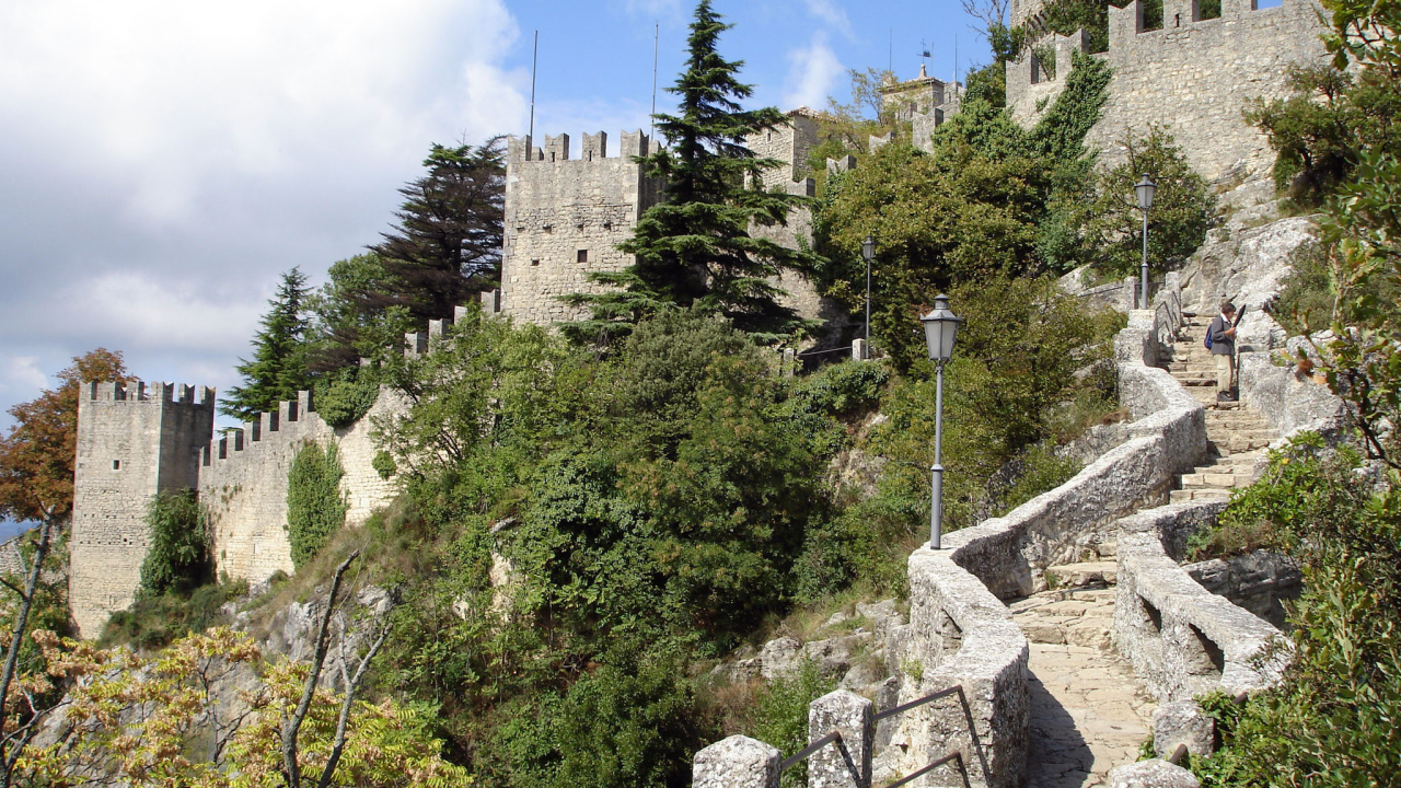 Лестница  в старинную крепость